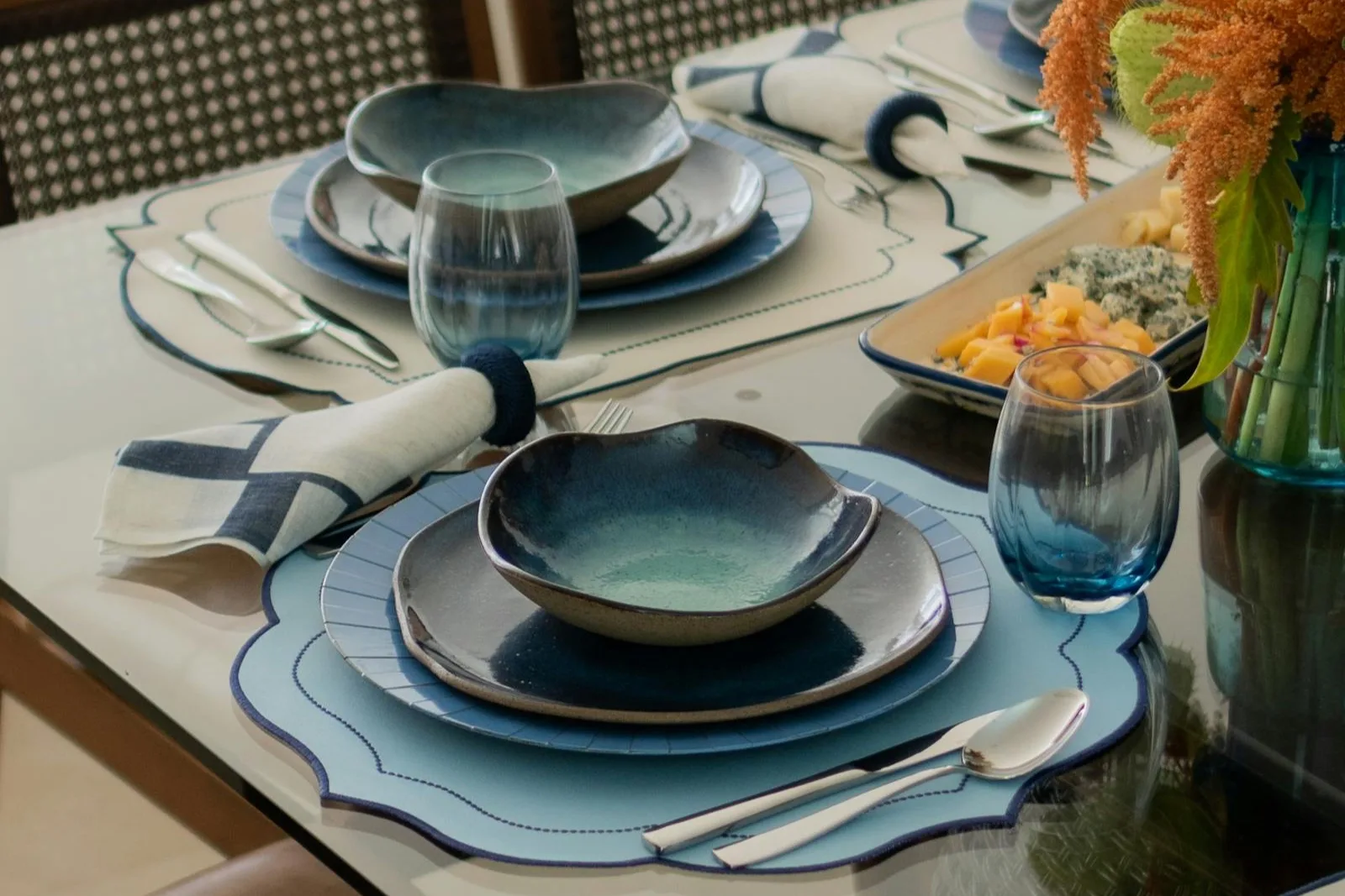 Mesa posta com louça e taças.